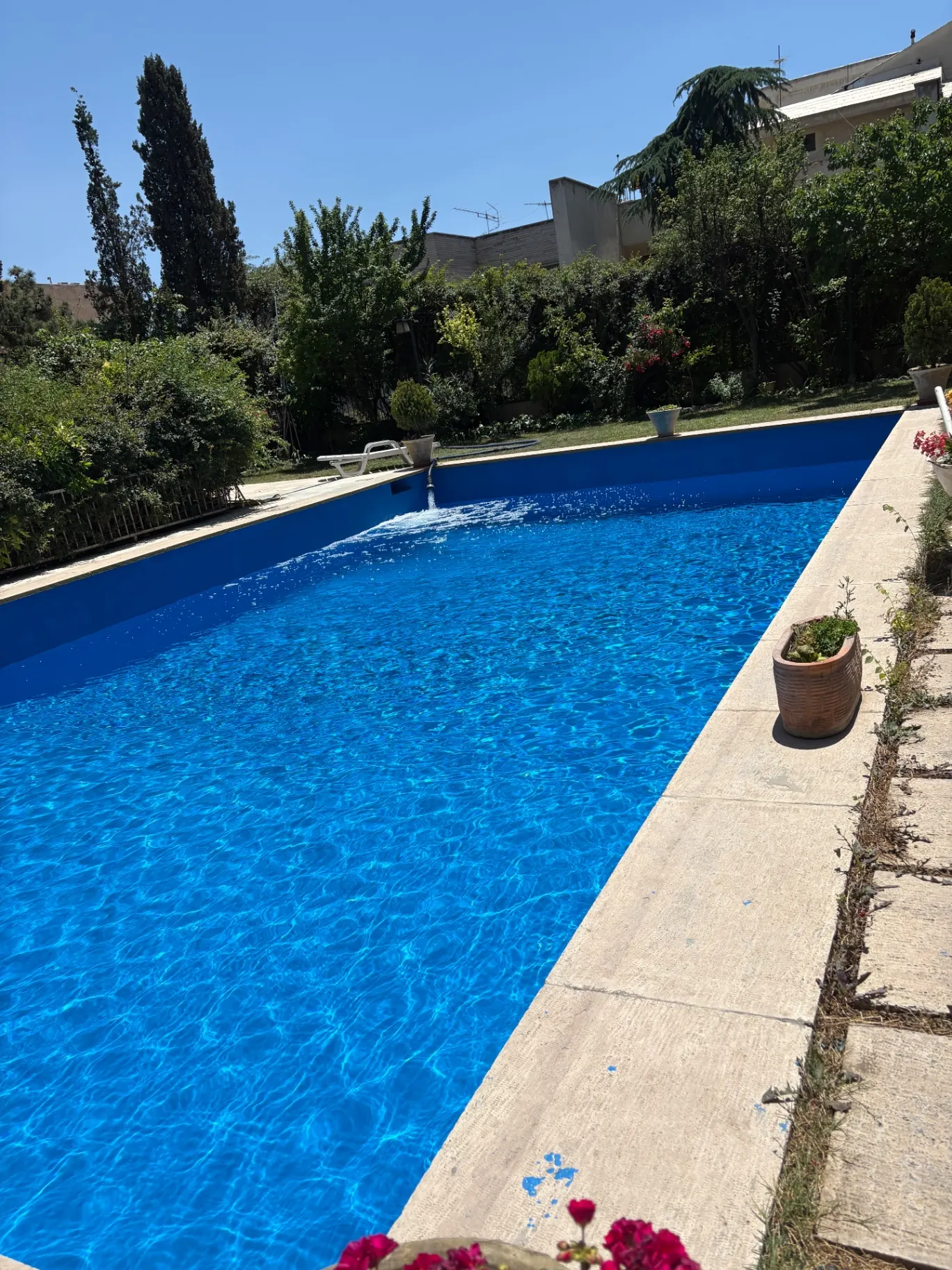 آبرسانی استخر بزرگ باغ ویلا در تهران
